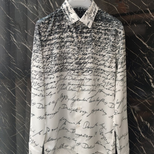 화이트 스크립트 패턴 셔츠